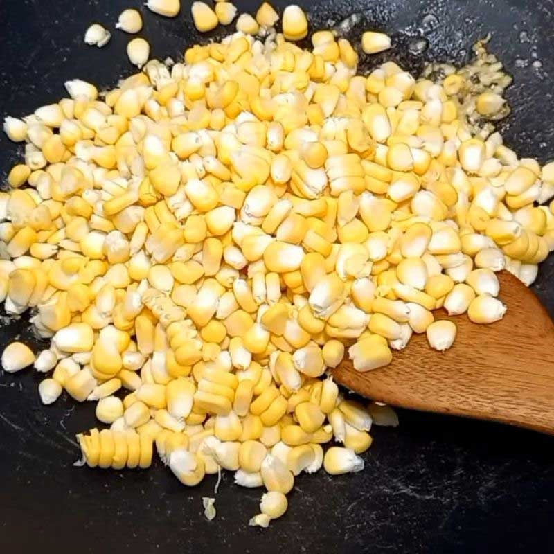 Bước 2 Xào nhân thịt và bắp cho món bánh tráng nướng Bánh tráng nướng đà lạt