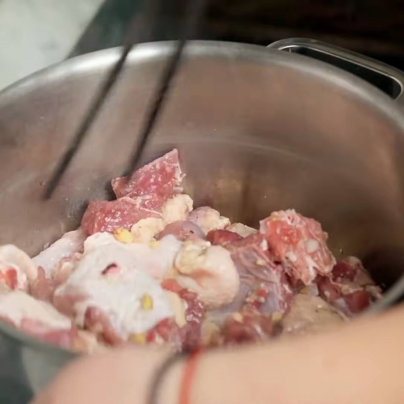 Bước 4 Xào săn thịt vịt và măng Vịt nấu măng chua