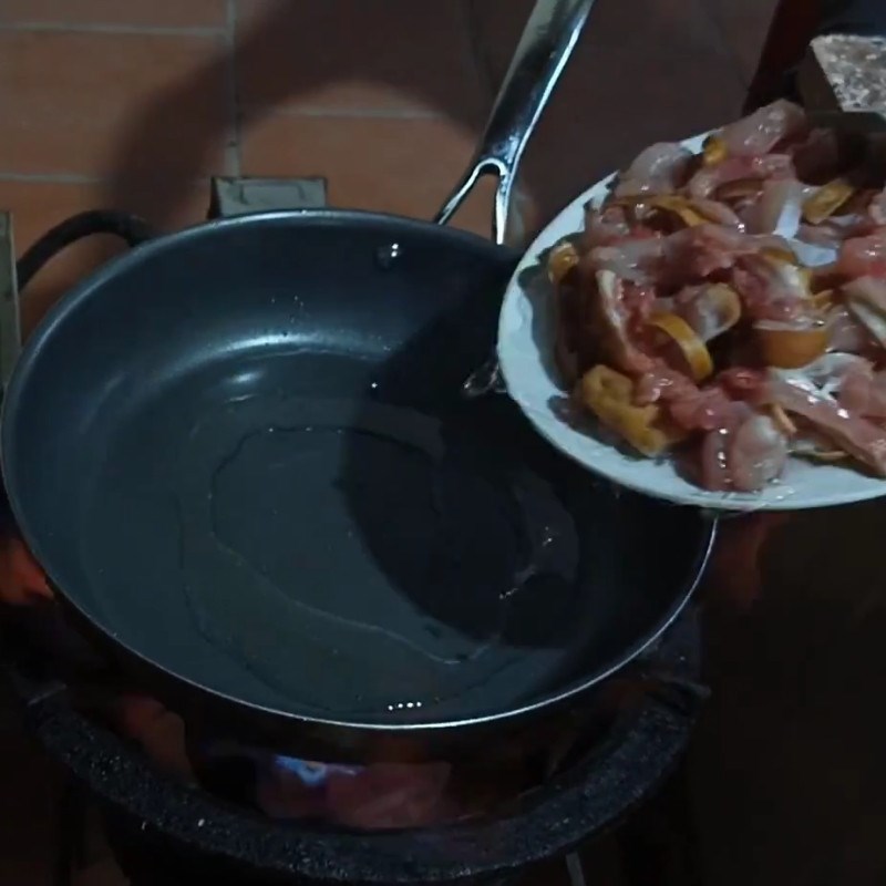 Bước 1 Xào thịt thỏ tái chanh Thỏ tái chanh