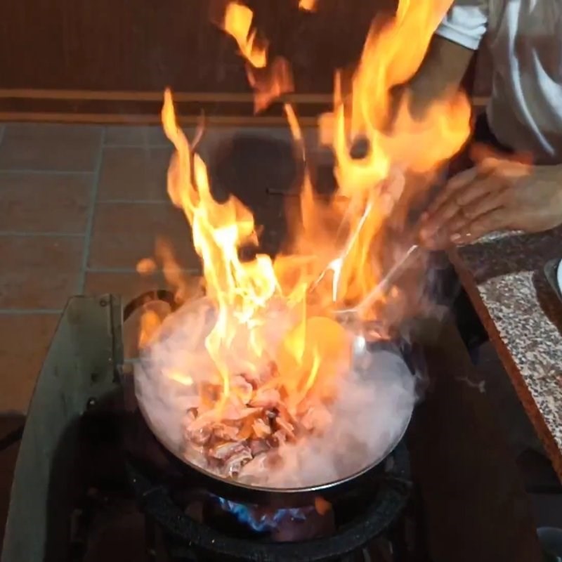 Bước 1 Xào thịt thỏ tái chanh Thỏ tái chanh
