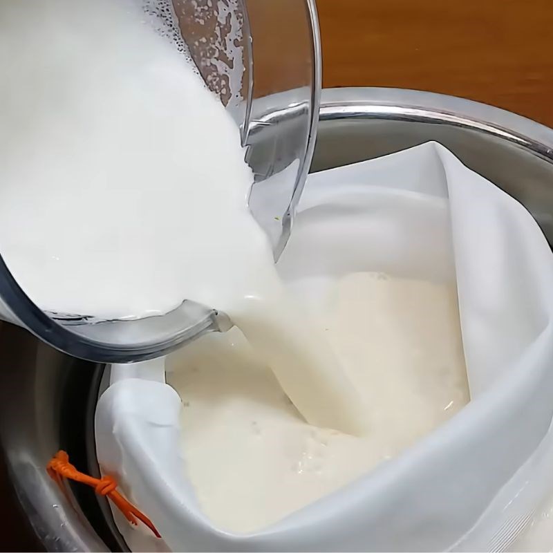 Bước 2 Xay đậu nành và lọc sữa chè tàu hủ