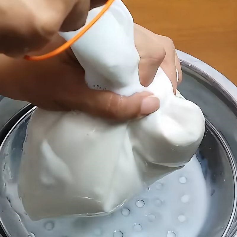 Bước 2 Xay đậu nành và lọc sữa chè tàu hủ