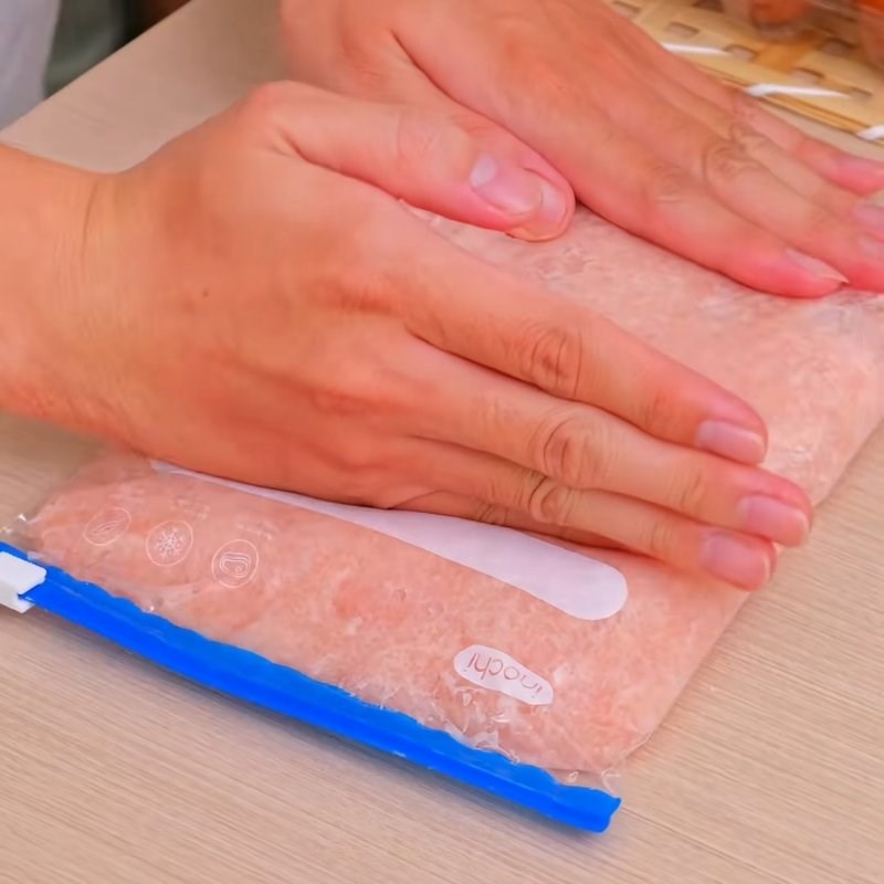 Bước 3 Xay thịt gà xay lần 1 Ức gà viên