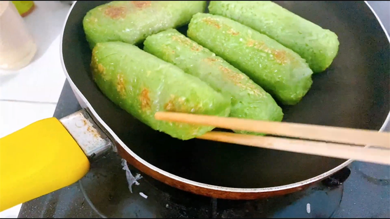 Bước 7 Áp chảo hoặc dùng nồi chiên không dầu Chuối nếp nướng lá dứa