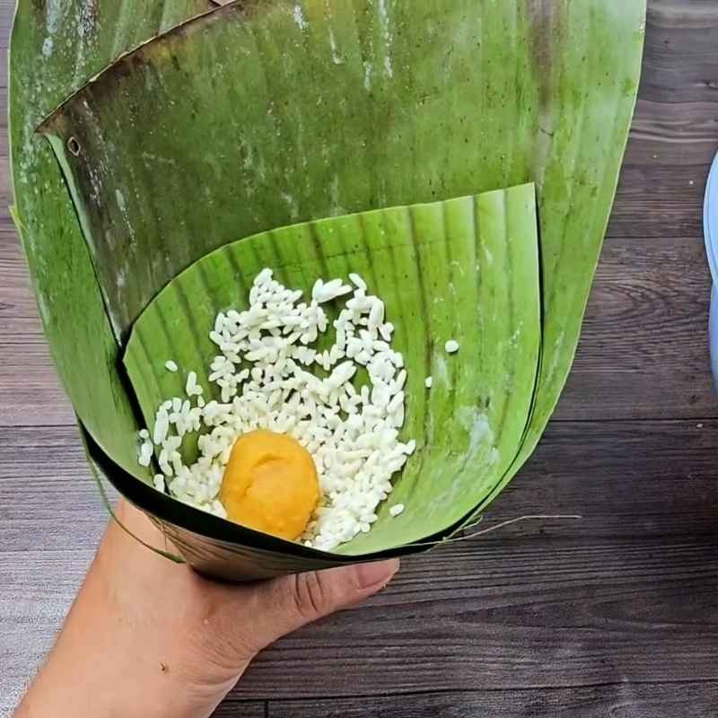 Bước 4 Cách gói bánh ú tro hình chóp Bánh ú tro