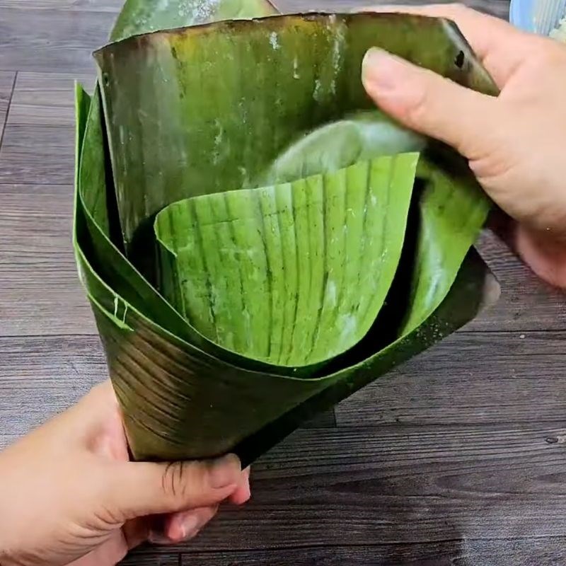 Bước 4 Cách gói bánh ú tro hình chóp Bánh ú tro