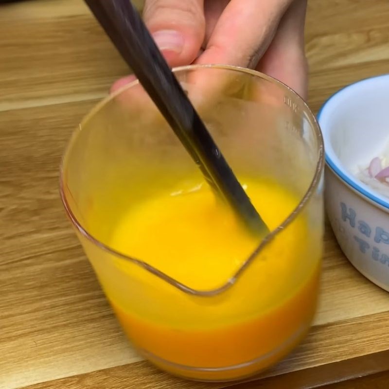 Bước 2 Chế biến trứng gà và giò lụa Miến xào thập cẩm