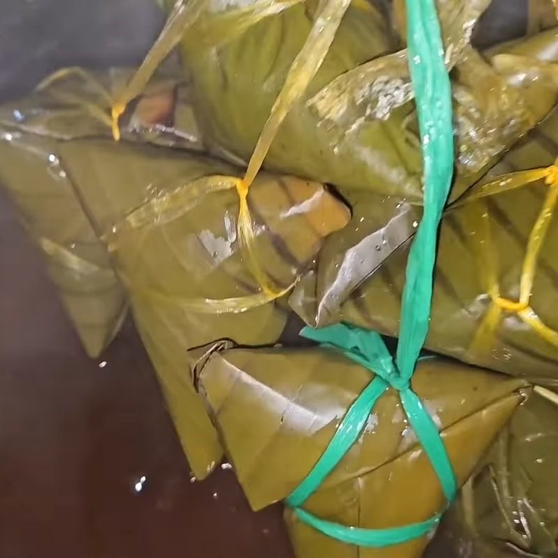 Bước 5 Luộc bánh ú lá tro Bánh ú tro