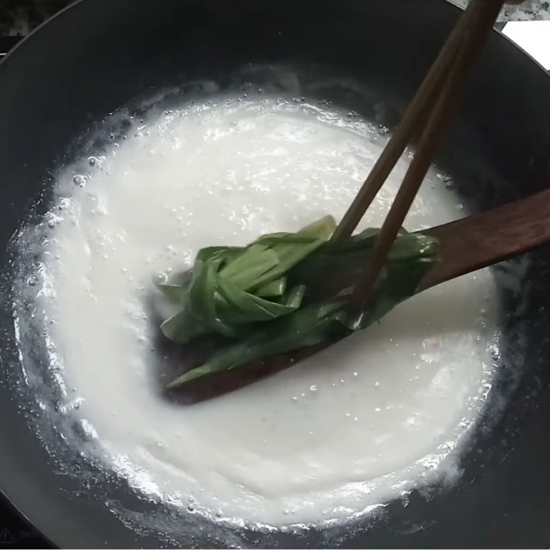 Bước 4 Nấu nước cốt dừa xào nếp Xôi nghệ