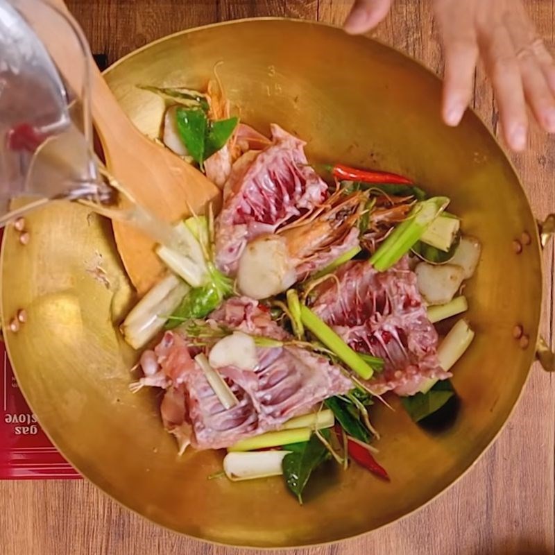 Bước 3 Nấu nước dùng súp Tom Yum hải sản Súp tomyum