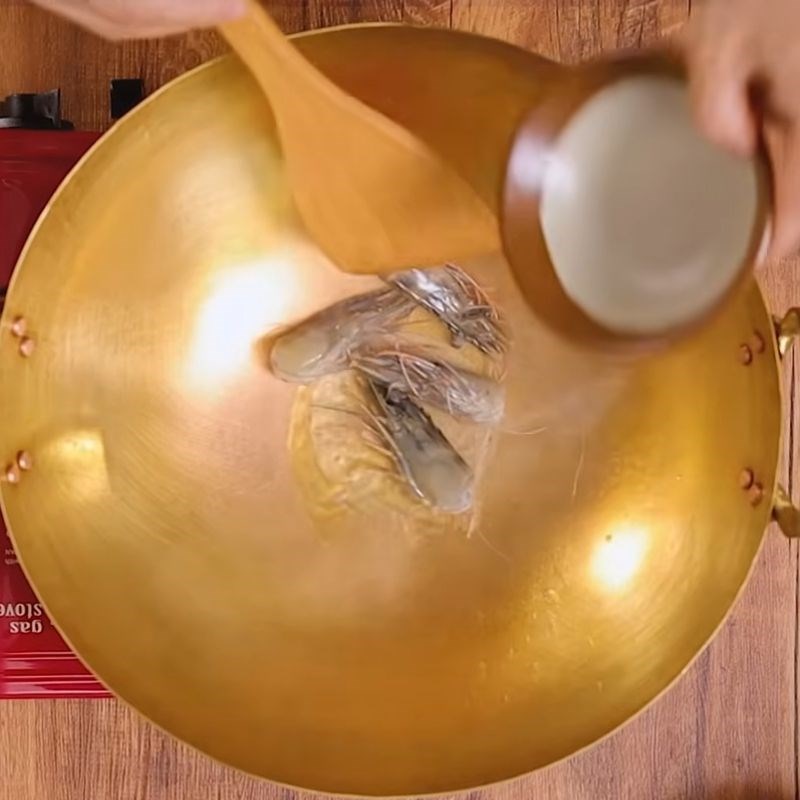 Bước 3 Nấu nước dùng súp Tom Yum hải sản Súp tomyum