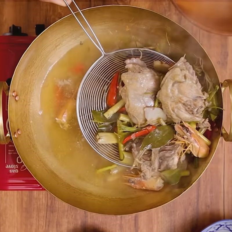 Bước 3 Nấu nước dùng súp Tom Yum hải sản Súp tomyum