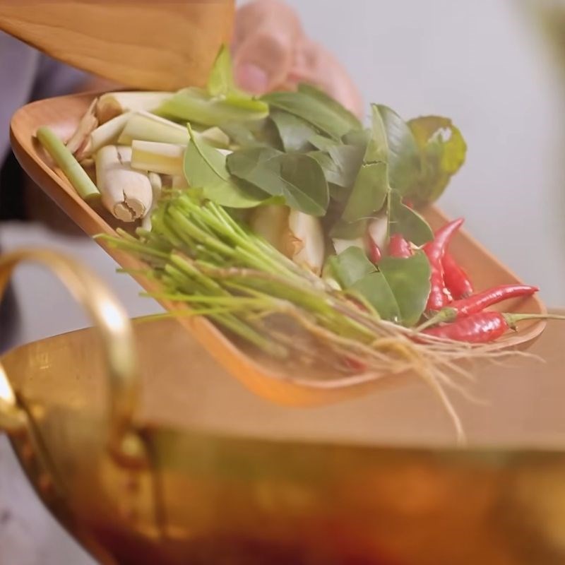 Bước 3 Nấu nước dùng súp Tom Yum hải sản Súp tomyum