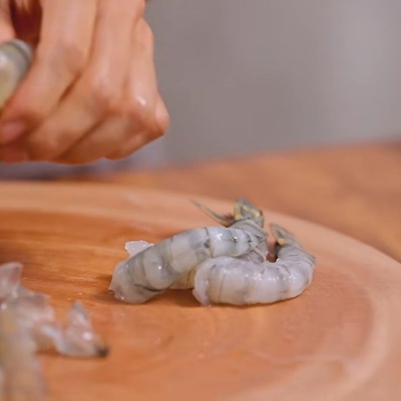 Bước 2 Sơ chế hải sản Súp tomyum