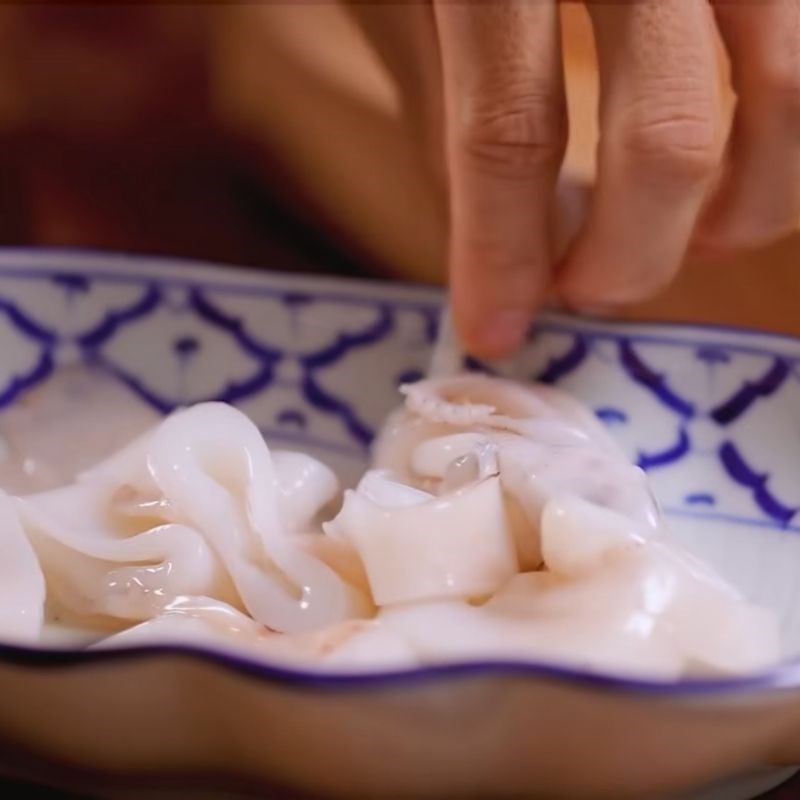 Bước 2 Sơ chế hải sản Súp tomyum