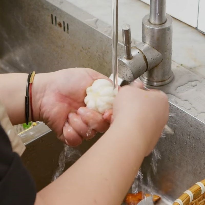 Bước 2 Sơ chế măng cụt xanh Gỏi gà măng cụt