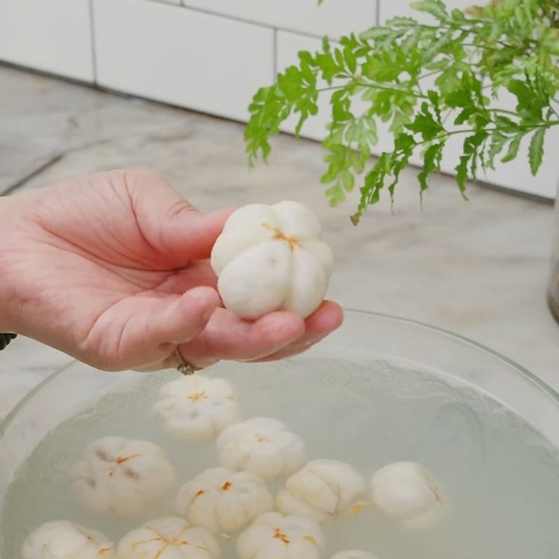 Bước 2 Sơ chế măng cụt xanh Gỏi gà măng cụt