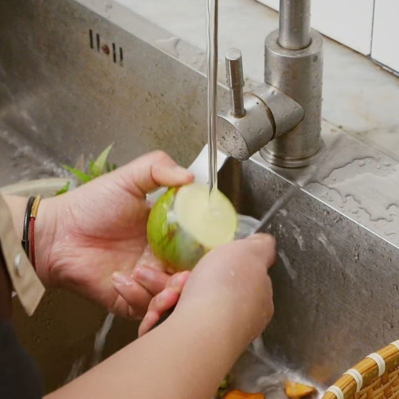 Bước 2 Sơ chế măng cụt xanh Gỏi gà măng cụt