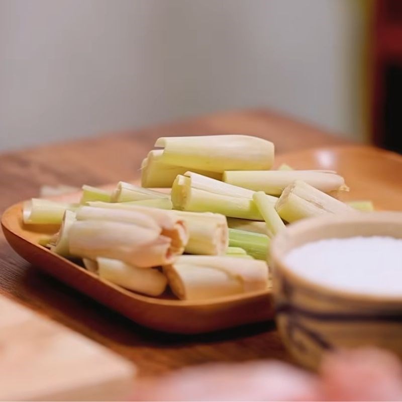 Bước 1 Sơ chế nguyên liệu hương liệu Súp tomyum