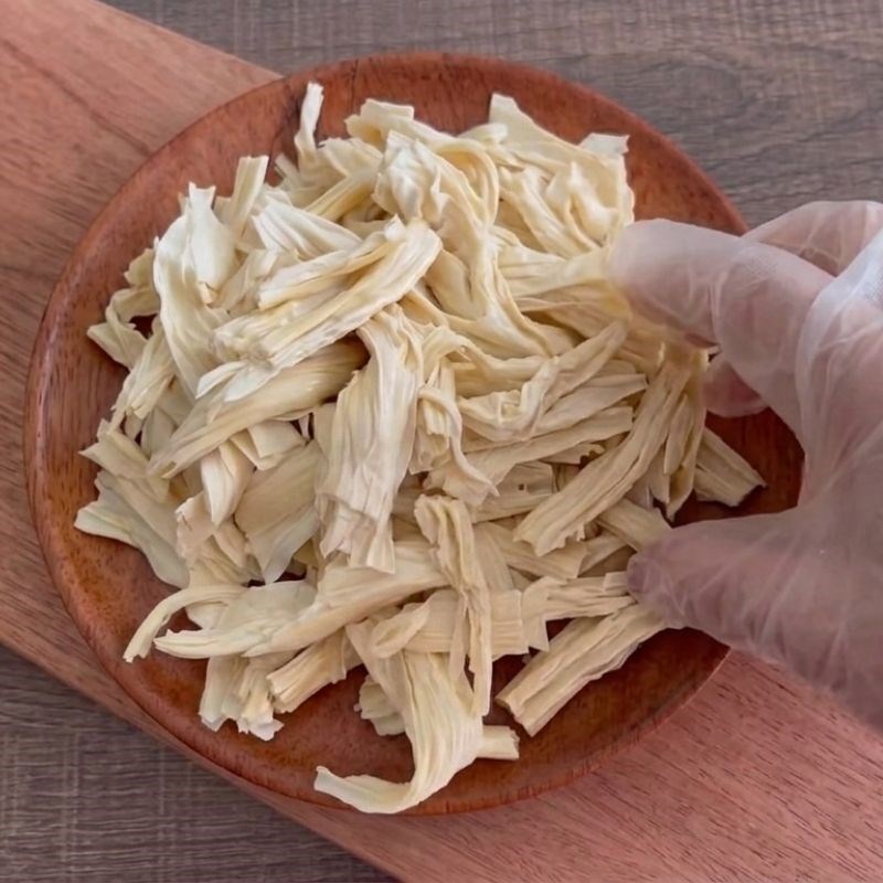 Bước 1 Sơ chế nguyên liệu làm gỏi Gỏi măng cụt chả chay