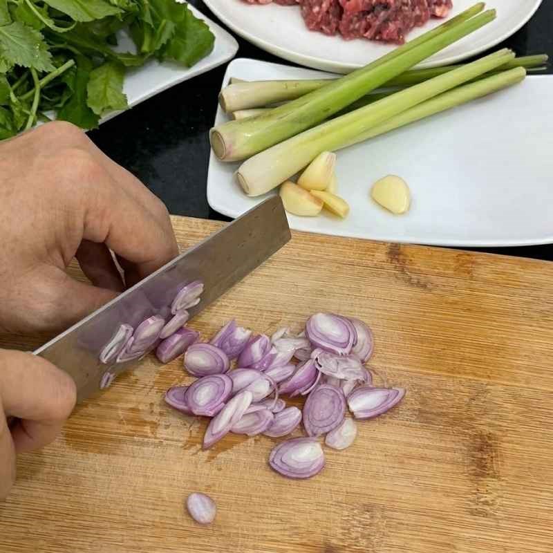 Bước 1 Sơ chế nguyên liệu và băm thịt Chim câu xúc bánh đa