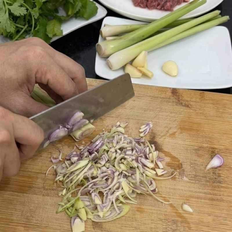 Bước 1 Sơ chế nguyên liệu và băm thịt Chim câu xúc bánh đa