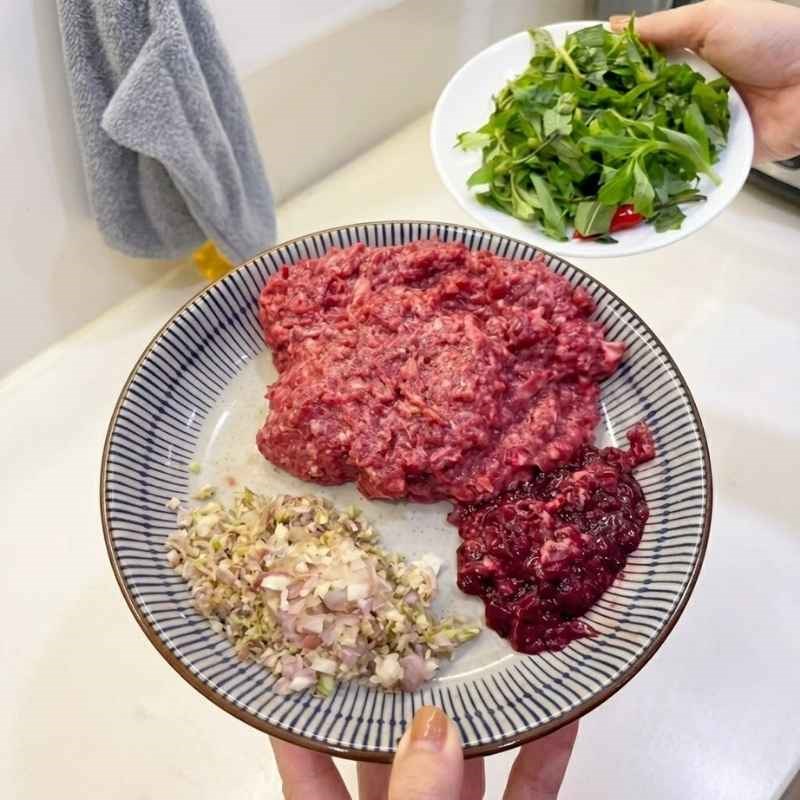 Bước 1 Sơ chế nguyên liệu và băm thịt Chim câu xúc bánh đa