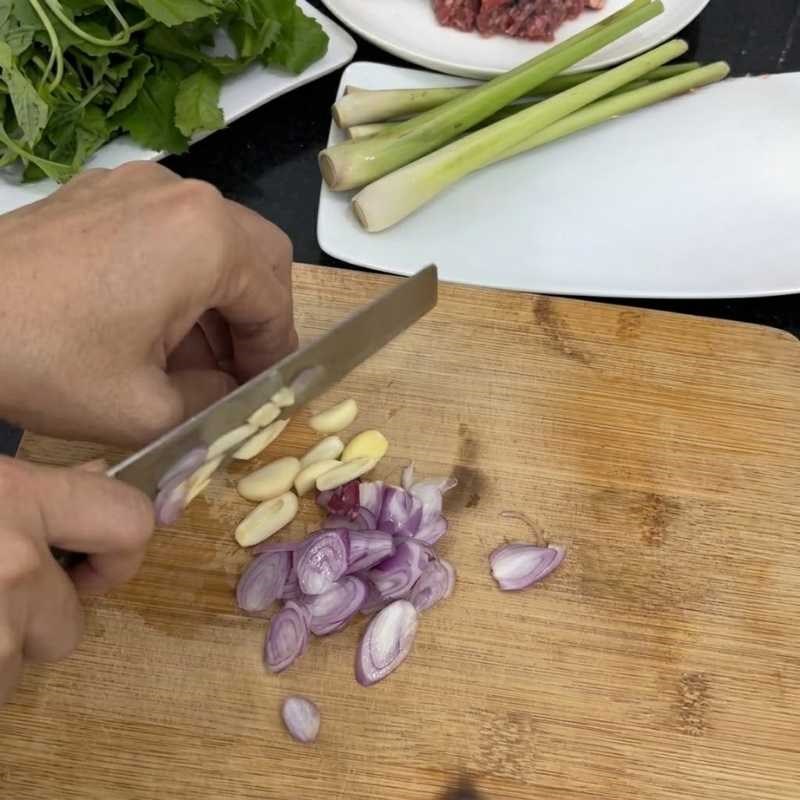 Bước 1 Sơ chế nguyên liệu và băm thịt Chim câu xúc bánh đa