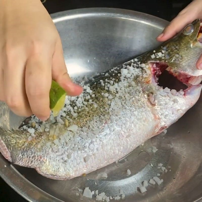 Bước 1 Sơ chế nguyên liệu và khử mùi tanh cá Cá hấp nước tương