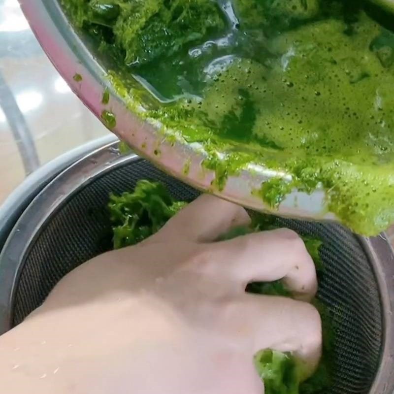 Bước 1 Sơ chế nước lá dứa tạo màu xanh tự nhiên Chuối nếp nướng lá dứa