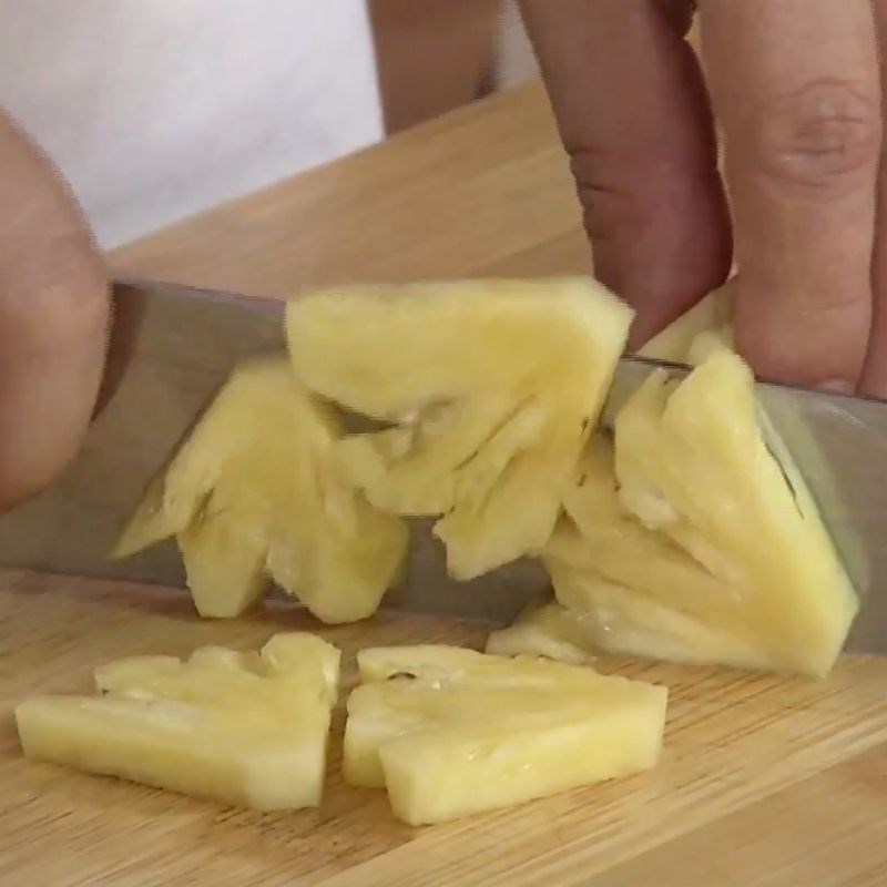 Bước 2 Sơ chế rau củ Cá ngừ nấu canh chua