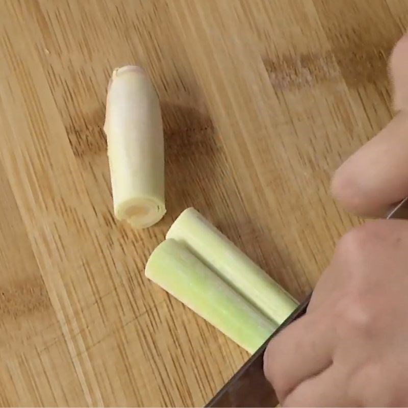 Bước 2 Sơ chế rau củ Cá ngừ nấu canh chua
