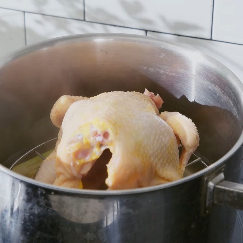 Bước 1 Sơ chế và luộc gà Gỏi gà măng cụt