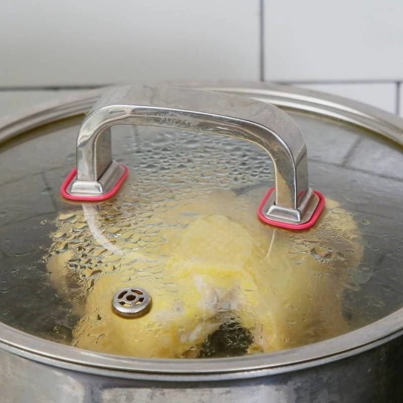 Bước 1 Sơ chế và luộc gà Gỏi gà măng cụt
