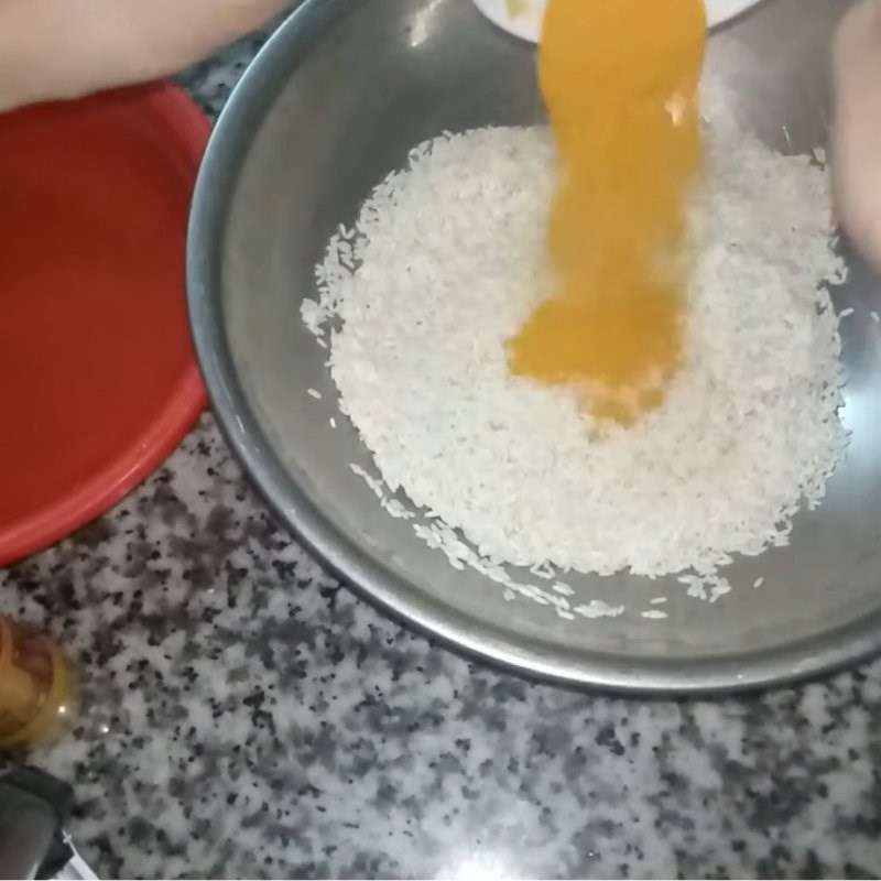 Bước 1 Sơ chế và ngâm gạo nếp tạo màu vàng Xôi nghệ