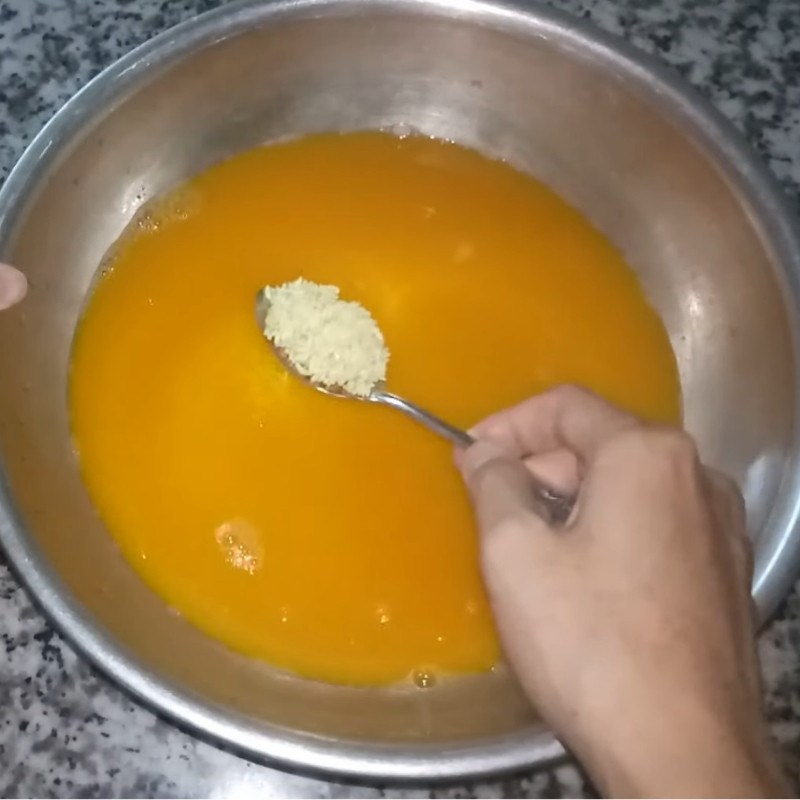 Bước 1 Sơ chế và ngâm gạo nếp tạo màu vàng Xôi nghệ
