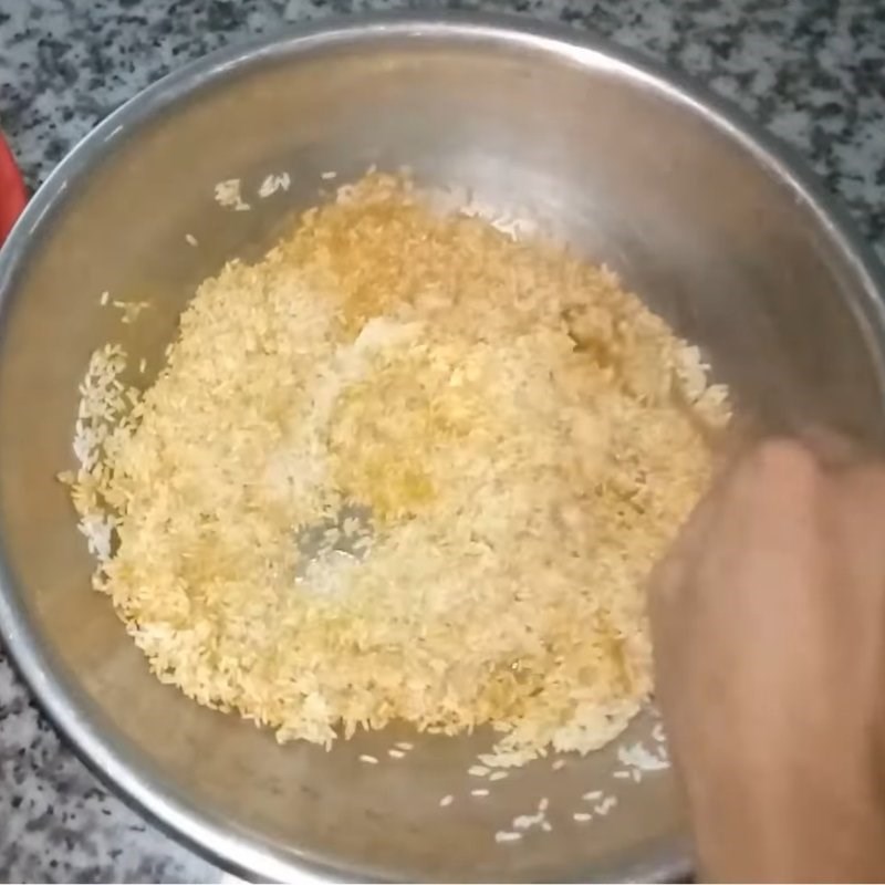 Bước 1 Sơ chế và ngâm gạo nếp tạo màu vàng Xôi nghệ