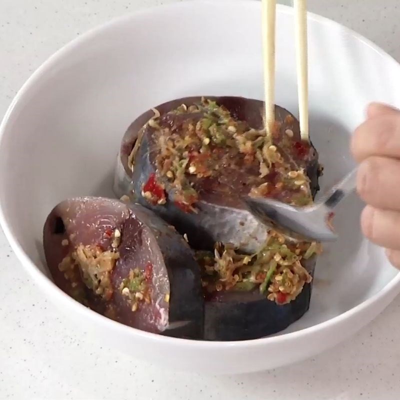 Bước 1 Sơ chế và ướp cá ngừ Cá ngừ nấu canh chua