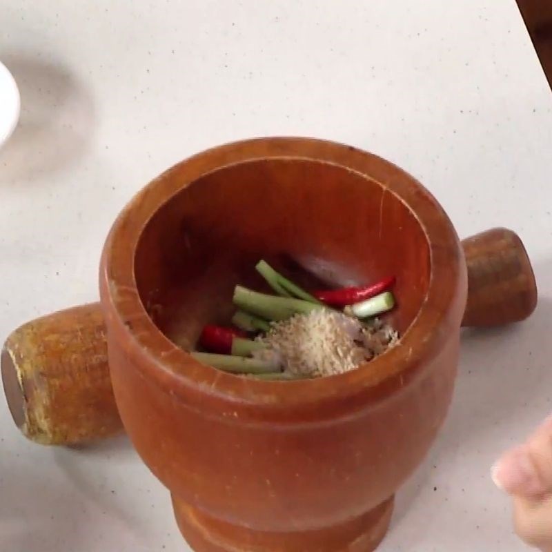 Bước 1 Sơ chế và ướp cá ngừ Cá ngừ nấu canh chua