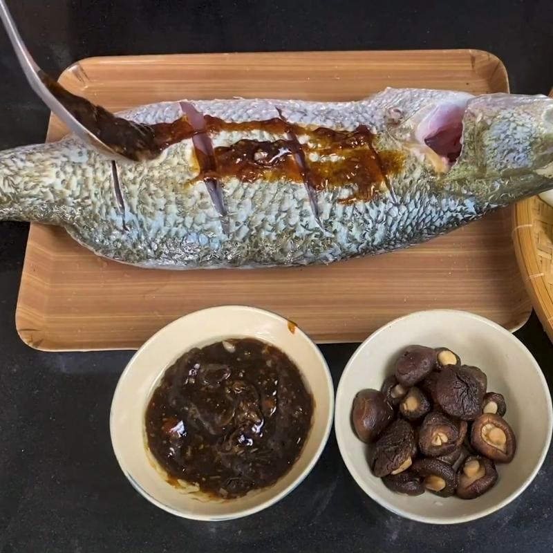 Bước 3 Ướp cá chẽm hấp nước tương và chuẩn bị hấp Cá hấp nước tương