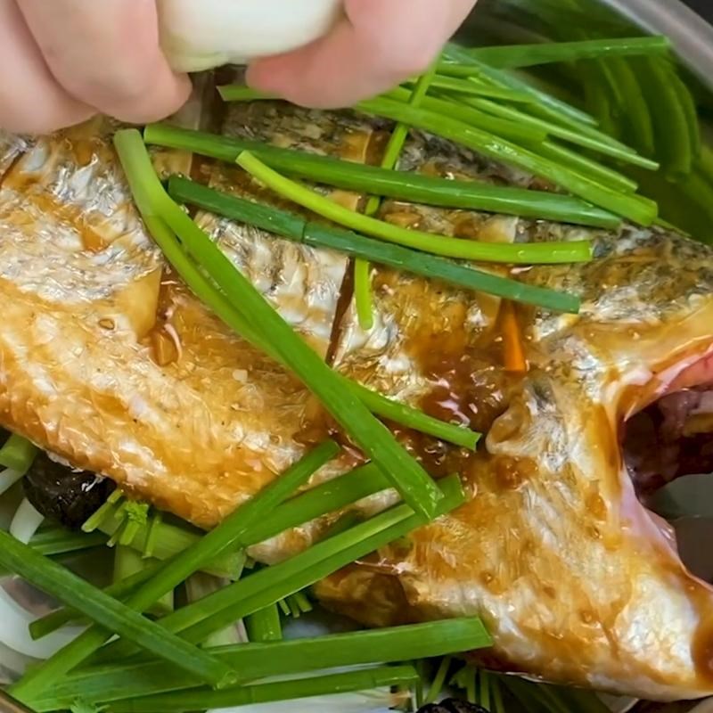 Bước 3 Ướp cá chẽm hấp nước tương và chuẩn bị hấp Cá hấp nước tương