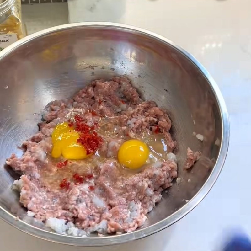 Bước 2 Ướp gia vị đậm đà cho cách làm chả tôm thịt trứng Chả tôm thịt