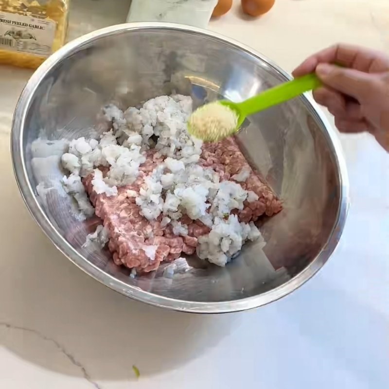 Bước 2 Ướp gia vị đậm đà cho cách làm chả tôm thịt trứng Chả tôm thịt