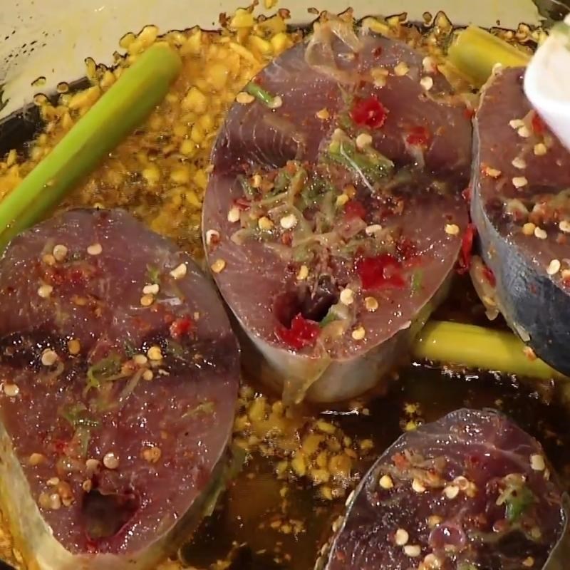 Bước 3 Xào cá và nấu canh chua Cá ngừ nấu canh chua