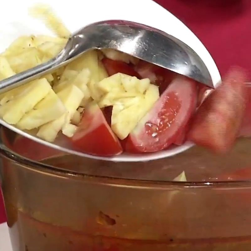 Bước 3 Xào cá và nấu canh chua Cá ngừ nấu canh chua