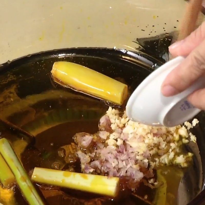 Bước 3 Xào cá và nấu canh chua Cá ngừ nấu canh chua