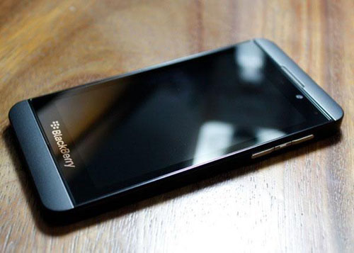 BlackBerry Z30 là một trong những chiếc điện thoại có mức giá hợp lý của BlackBerry. Bên cạnh đó, chiếc điện thoại này còn được trang bị những tính năng tuyệt vời để đáp ứng mọi nhu cầu của người dùng. Hãy đến với chúng tôi để xem những hình ảnh đẹp về chiếc điện thoại BlackBerry Z30 này.