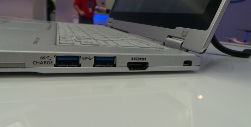 Panasonic Toughbook CF-AX2 - Vay mượn ý tưởng nhưng tốt hơn