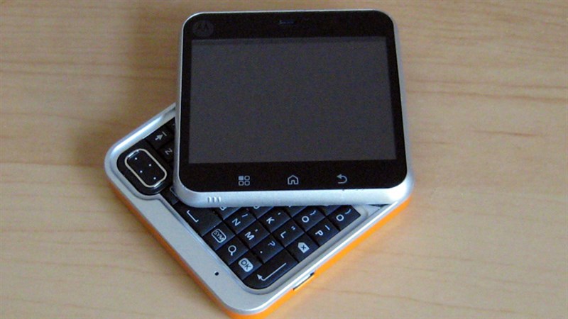 Motorola Flipout có cơ chế đóng mở đặc biệt