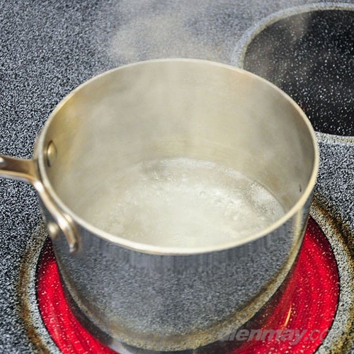 2. Đặt nồi nước trên bếp và đun sôi.